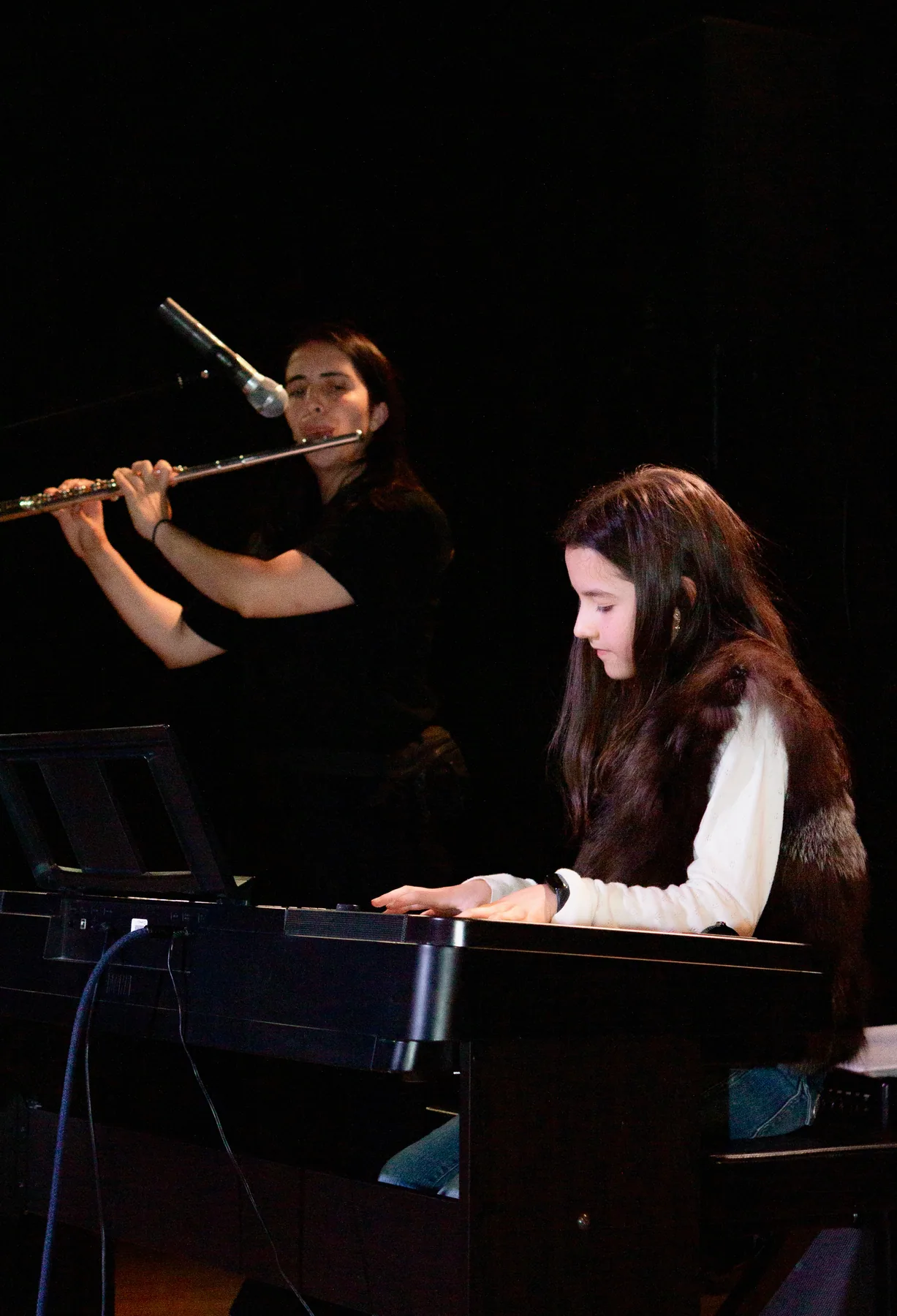 Flautista y pianista comparten escenario.