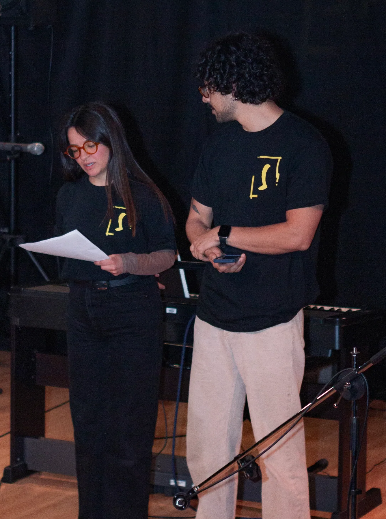 Dos integrantes de Saudade presentan una intervención en el escenario.