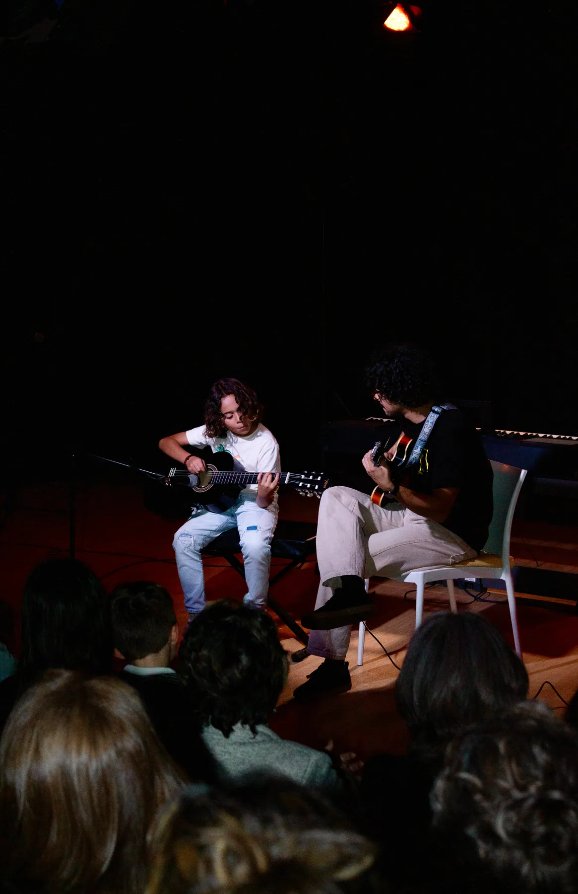 Dos guitarristas se presentan ante el público.