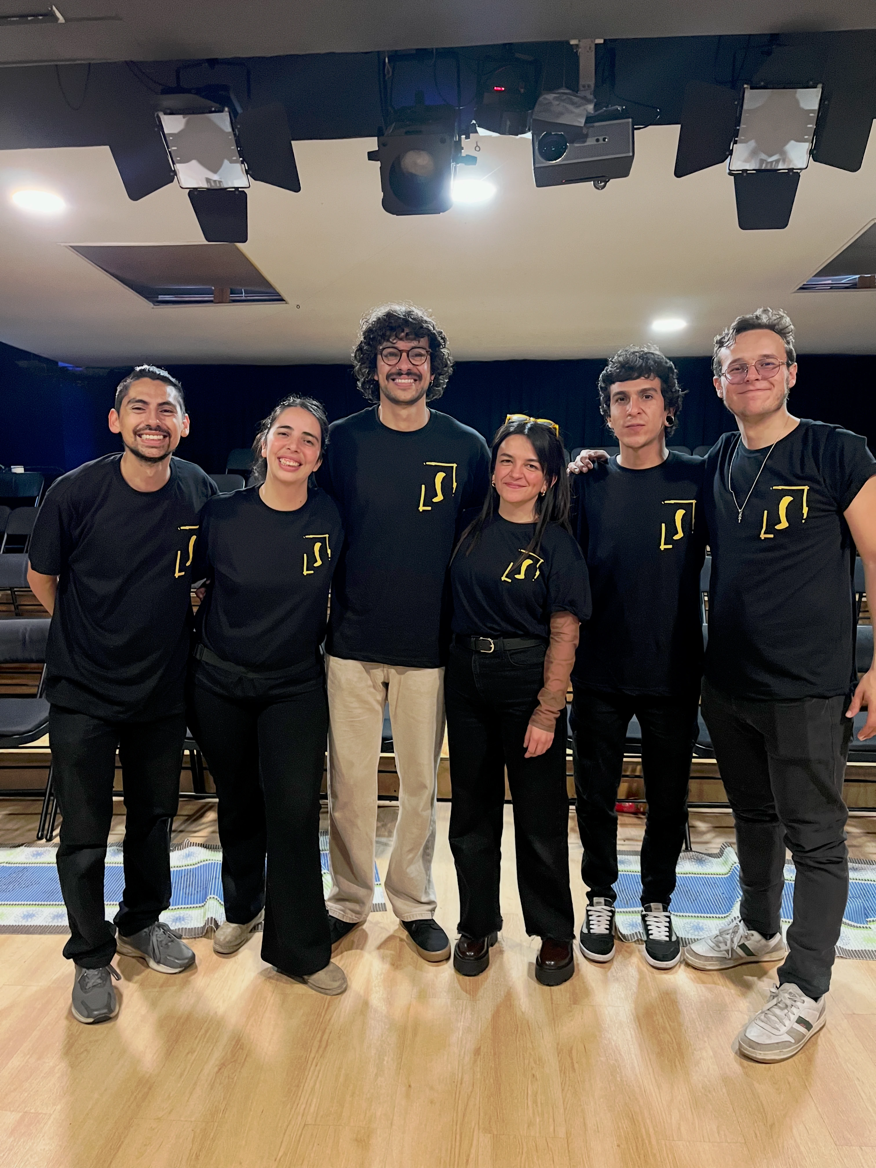 Equipo de Saudade reunido en la escuela.